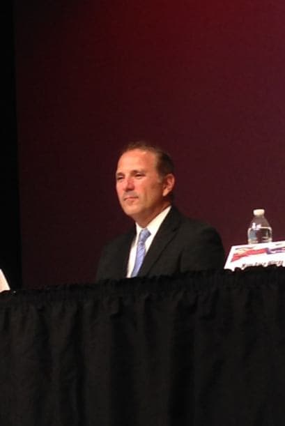 El candidato independiente José Peñalosa está de acuerdo con el uso de una acción diferida por parte del presidente Obama para que millones de familias salgan de la sombra, permitiéndoles aportar a la economía, manejar y estudiar. Como abogado de inmigración de profesión, asegura que hay que respetar las leyes y usarlas para la reunificación de las familias. Dijo que ya existían acuerdos que permiten concederles asilo a los inmigrantes de ciertos países de Centroamérica, y que aplica a los niños de la frontera. En cuanto a la legalización de la marihuana, dice que, aunque las drogas han sido un problema grave en la frontera y ha afectado a nuestra comunidad, él está abierto al diálogo y permitirle que la gente vote. Dice que de ser elegido, luchará para restituir el sueño americano.