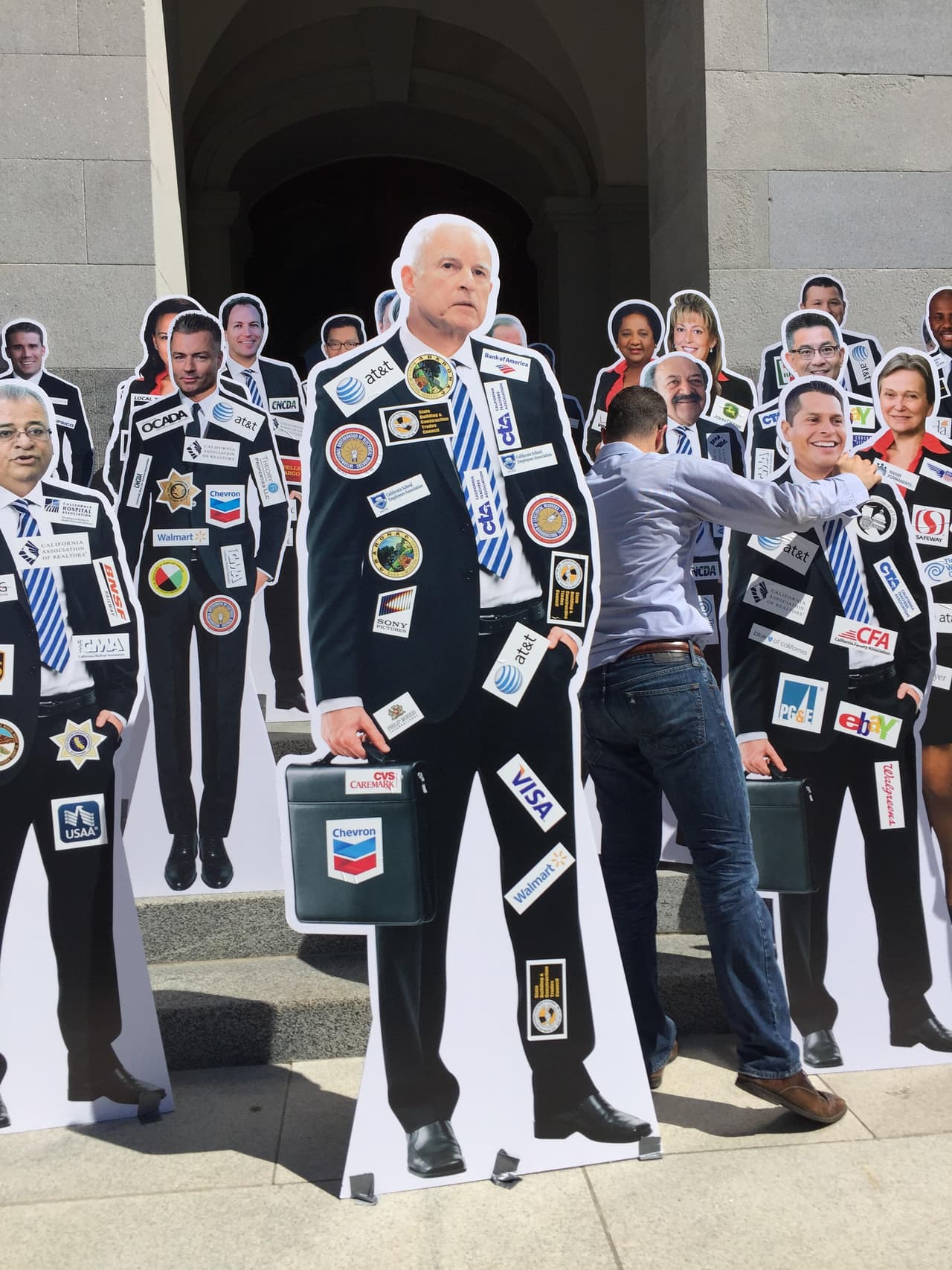 El gobernador Jerry Brown y los logos de sus donantes.