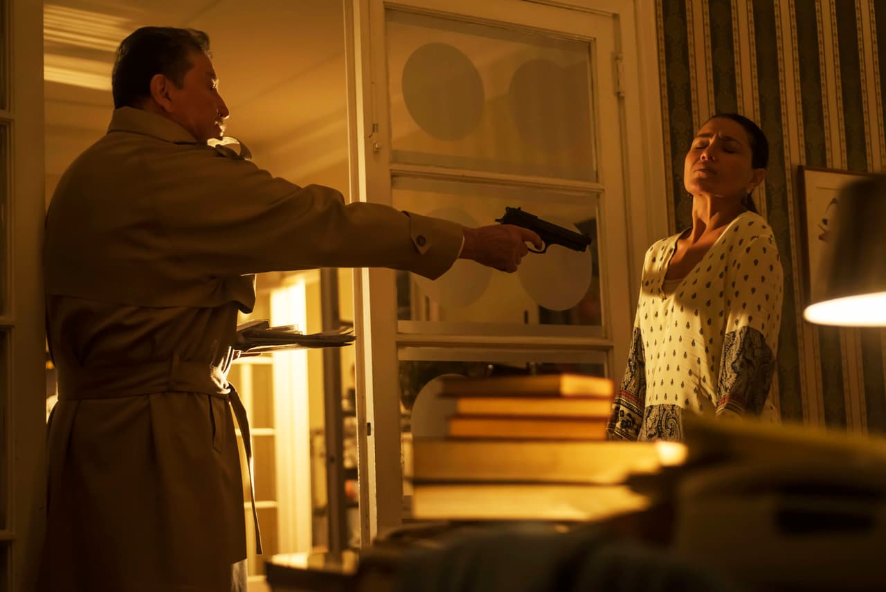 When he was replaced as the emissary between the government and drug trafficking groups, General Blanco searched for the ones responsible for his fall. He confronted the journalist who wrote the story, obtained the name of his enemy, and killed her.