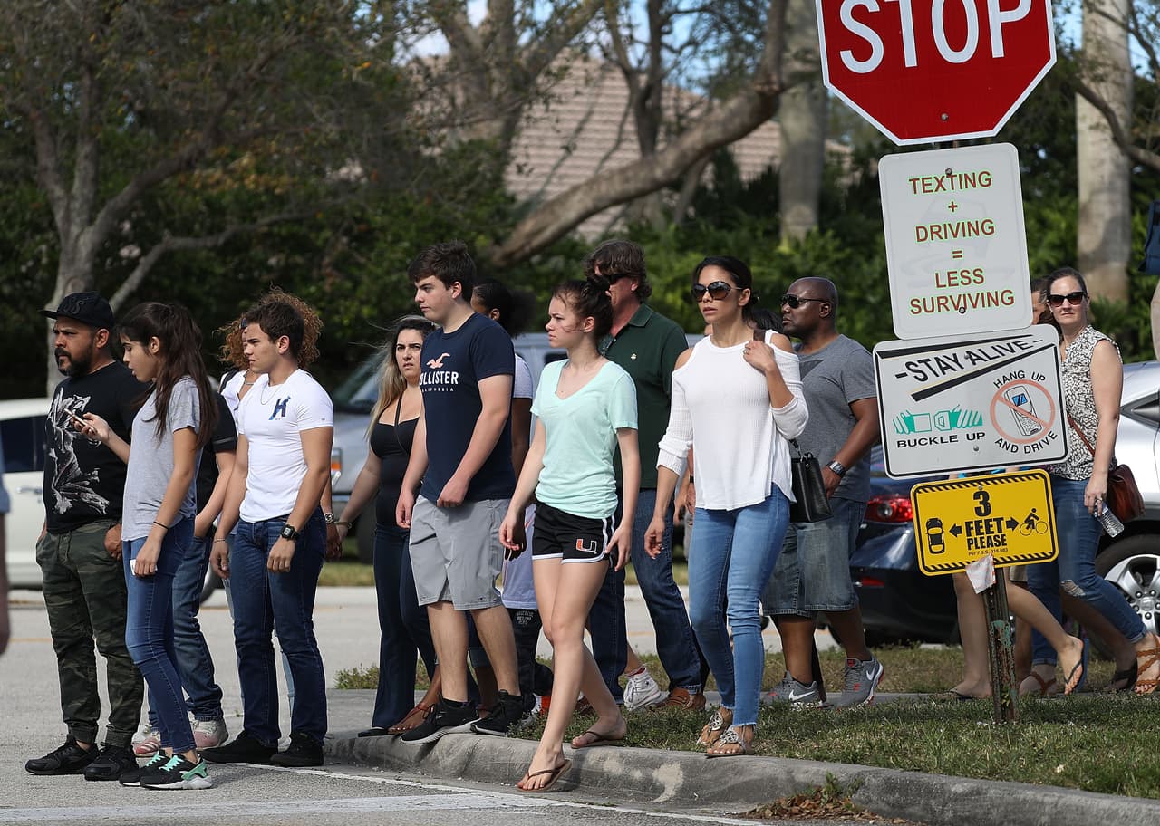 La gente hace fila para poder entrar a la escuela en una jornada voluntaria de "reunificación".