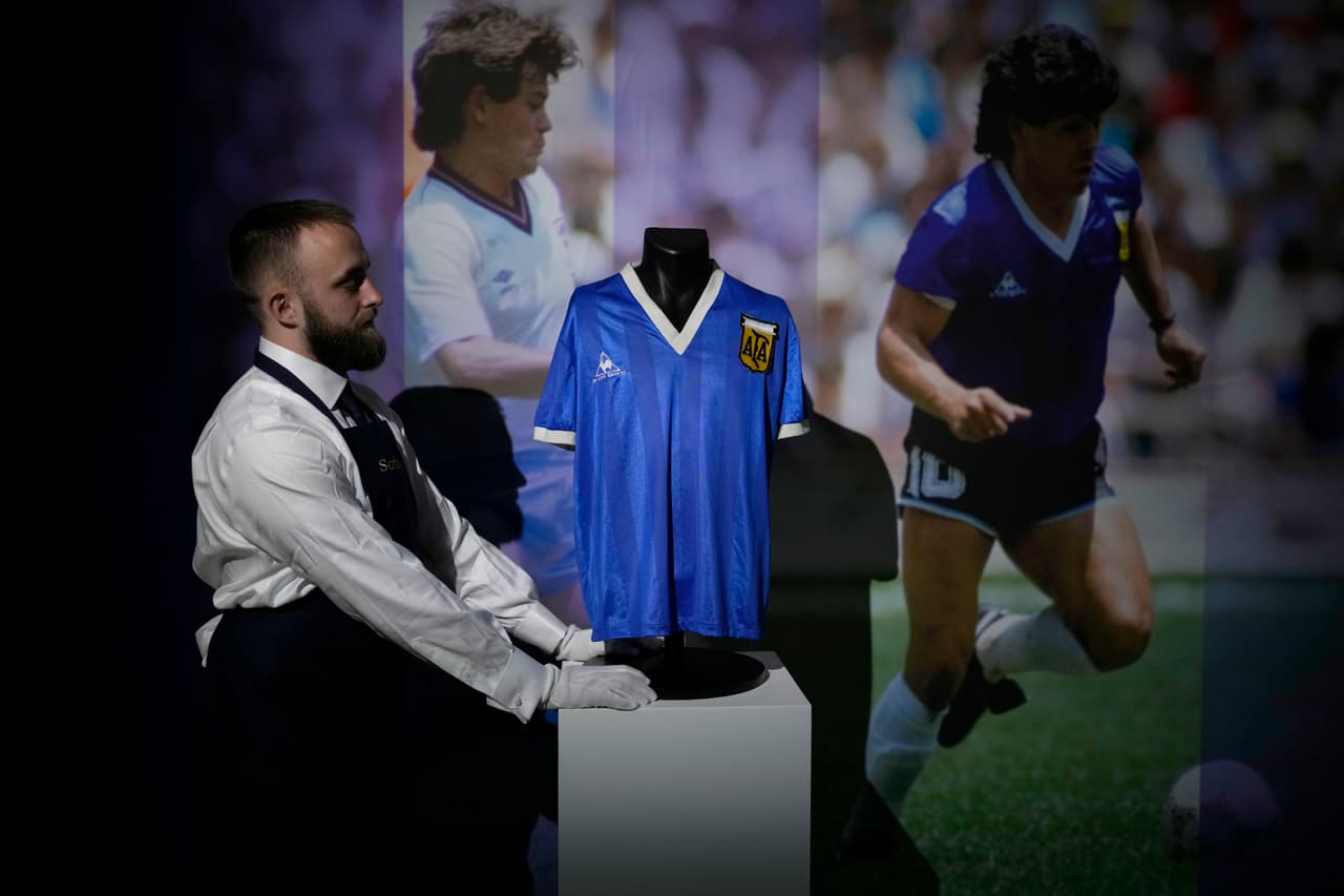 La tarjeta de Mantle eclipsó el récord logrado el pasado mes de mayo que fue de 
<b>$9.3 millones pagados por la camiseta que usó el astro del futbol Diego Maradona</b> cuando anotó el polémico gol de la "Mano de Dios" en la Copa Mundial de Fútbol de 1986 en México.