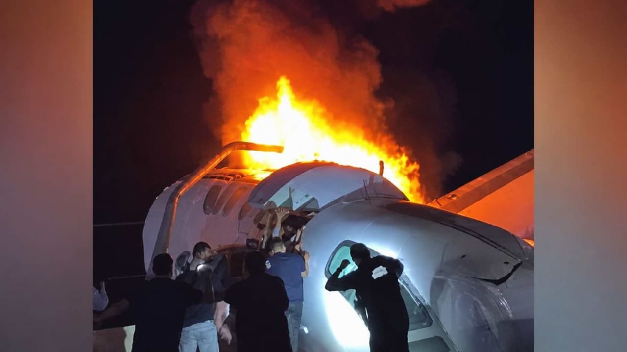 Dan nuevos detalles sobre avioneta que cayó en una carretera de Laredo; hay 1 muerto y 5 heridos
