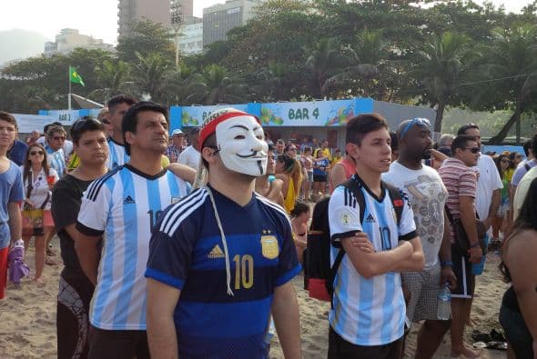 Bélgica y EEUU protagonizan el último choque de octavos de final del Mundial Brasil 2014 y sus fans se apasionan.