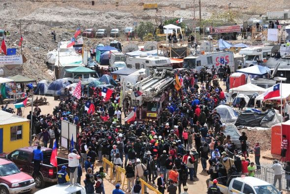 El presidente de Chile, Sebastián Piñera, anunció en Quito que este martes se reunirá con los familiares de los mineros y esperará junto a ellos el inicio del rescate.