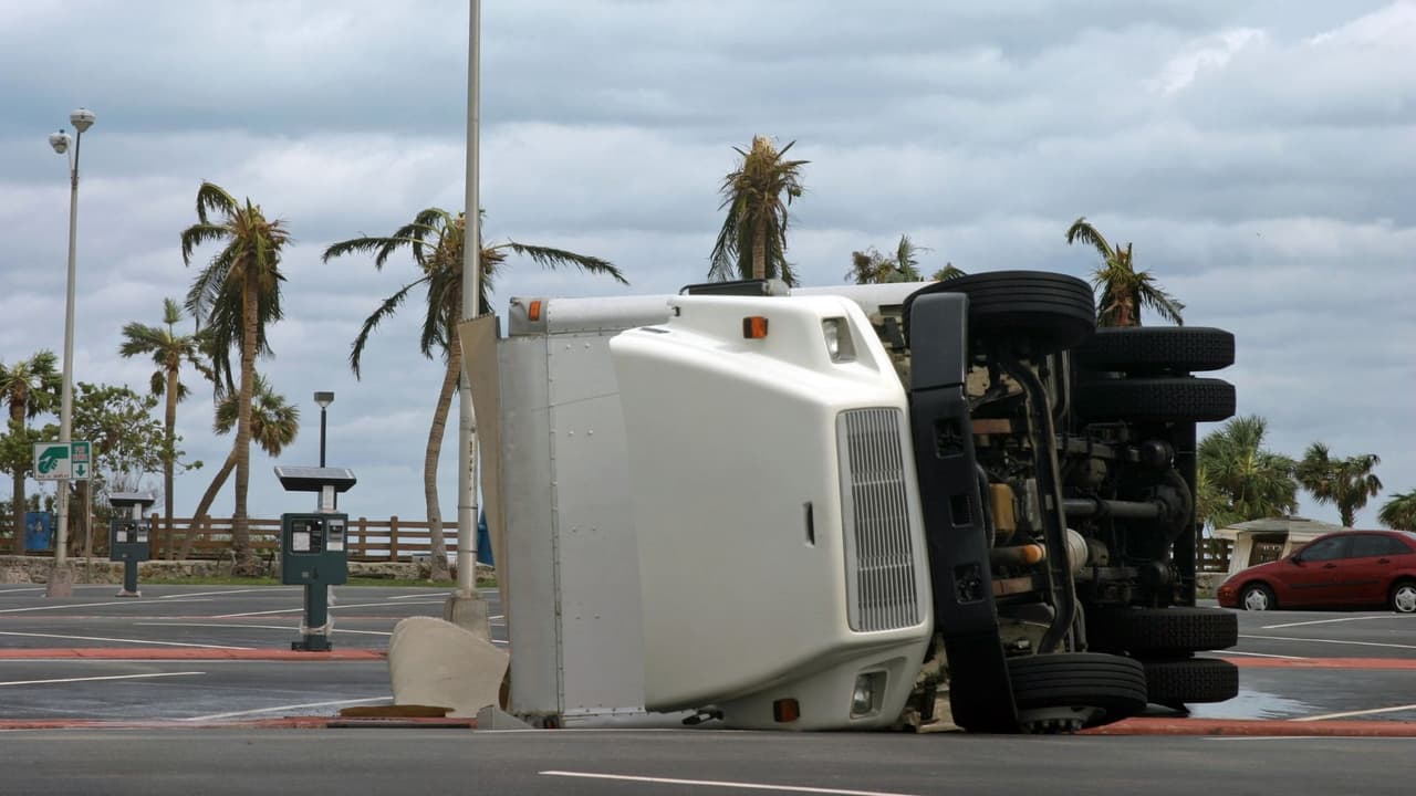 Maneja con precaución mientras soplen vientos fuertes, especialmente vehículos grandes como camionetas, vehículos recreativos y SUVs. Deben tener especial cuidado las casas rodantes y los camiones con caja.