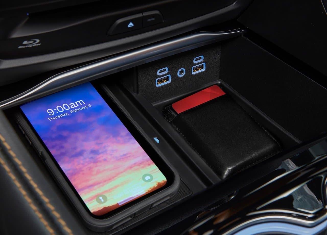 Un cargador inalámbrico para teléfonos está disponible e incluye un sistema de iluminación LED para mostrar si el dispositivo no fue reconocido (rojo), si está cargando (azul) y si está completamente cargado (verde).