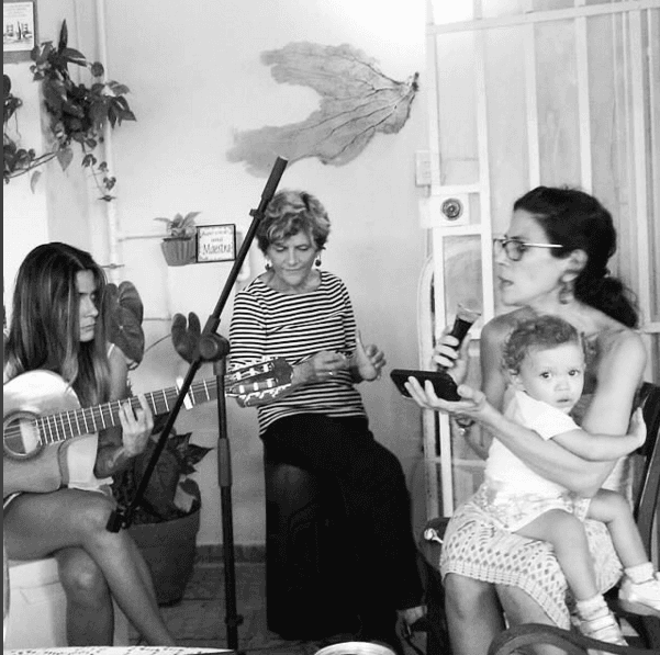 En esta imagen, la cantante presentó a su madre, su hermana y su pequeña sobrina Ana.