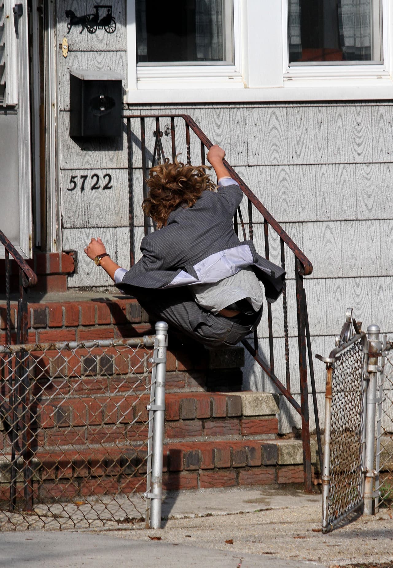 Y terminó rodando por las escaleras.