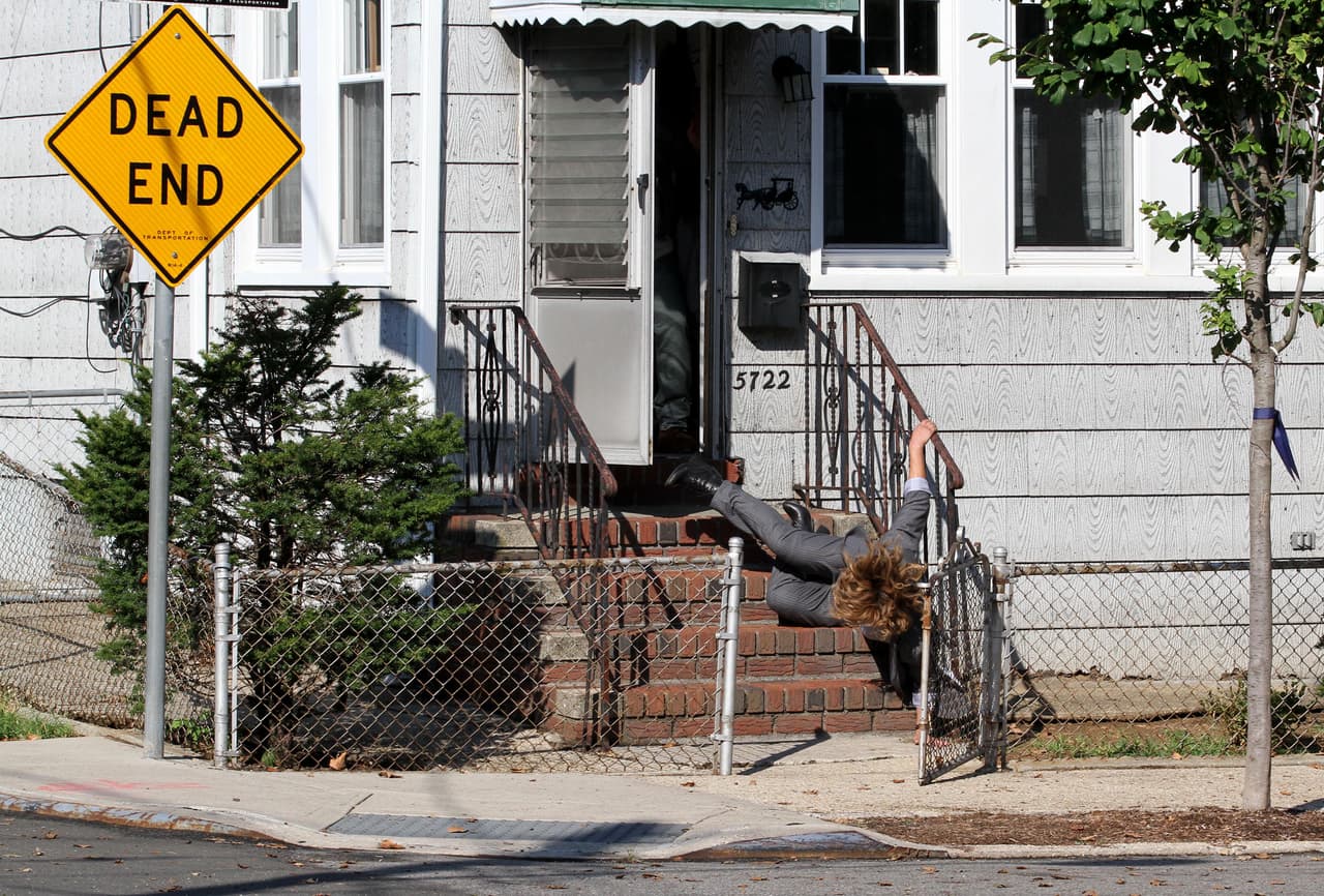 La pobre actriz rodó y rodó por los cinco escalones.