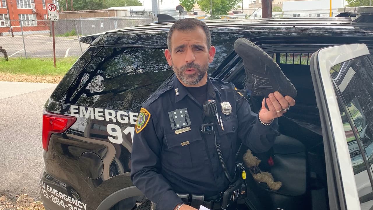 El oficial Robles aconseja colocar un objeto personal, como el teléfono celular o hasta quitarse un zapato y ponerlo cerca del niño para que no se nos olvide.