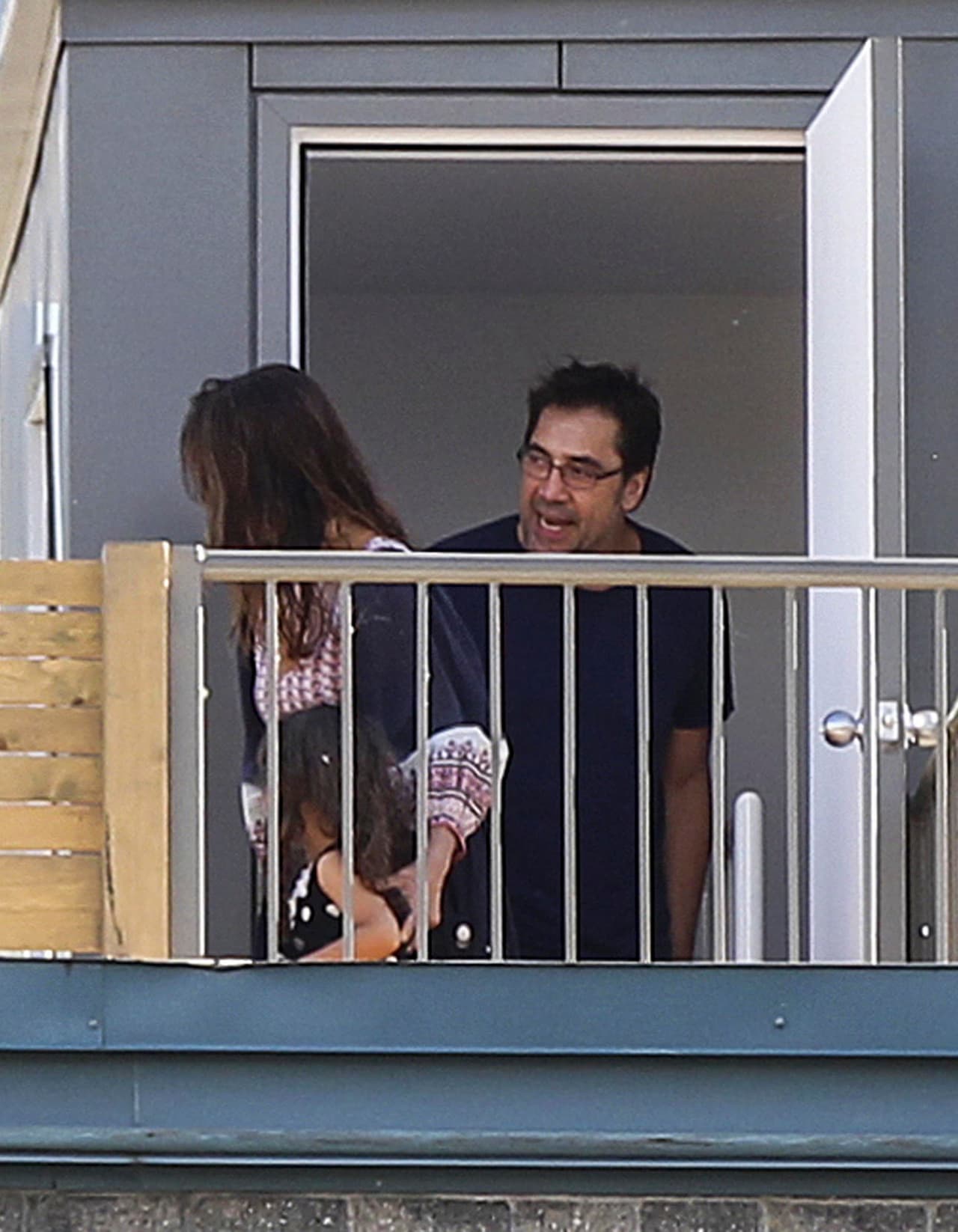 Penélope cuidando a sus dos pequeños.