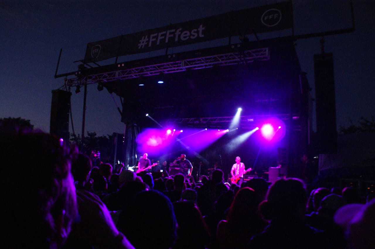 Miles se divirtieron en festival de música Fun Fun Fest este fin de semana en la capital de Texas.