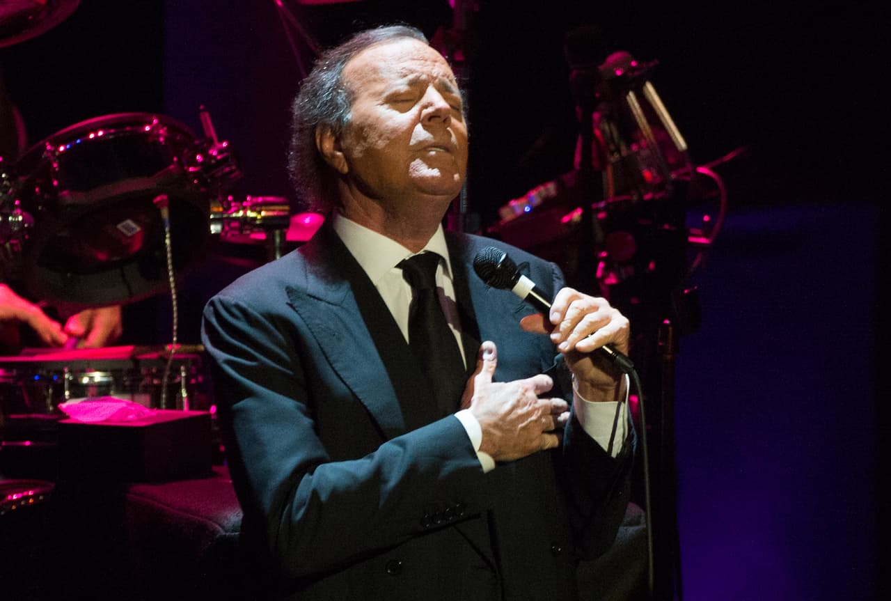 <h2 class="cms-H2-H2"><b>Julio Iglesias</b></h2>
<br>
<br>El papá de Enrique Iglesias también ha sufrido decepciones amorosas, y una de ellas la convirtió en canción. 'Hey' fue un tema dedicado a Isabel Presley, su exesposa.