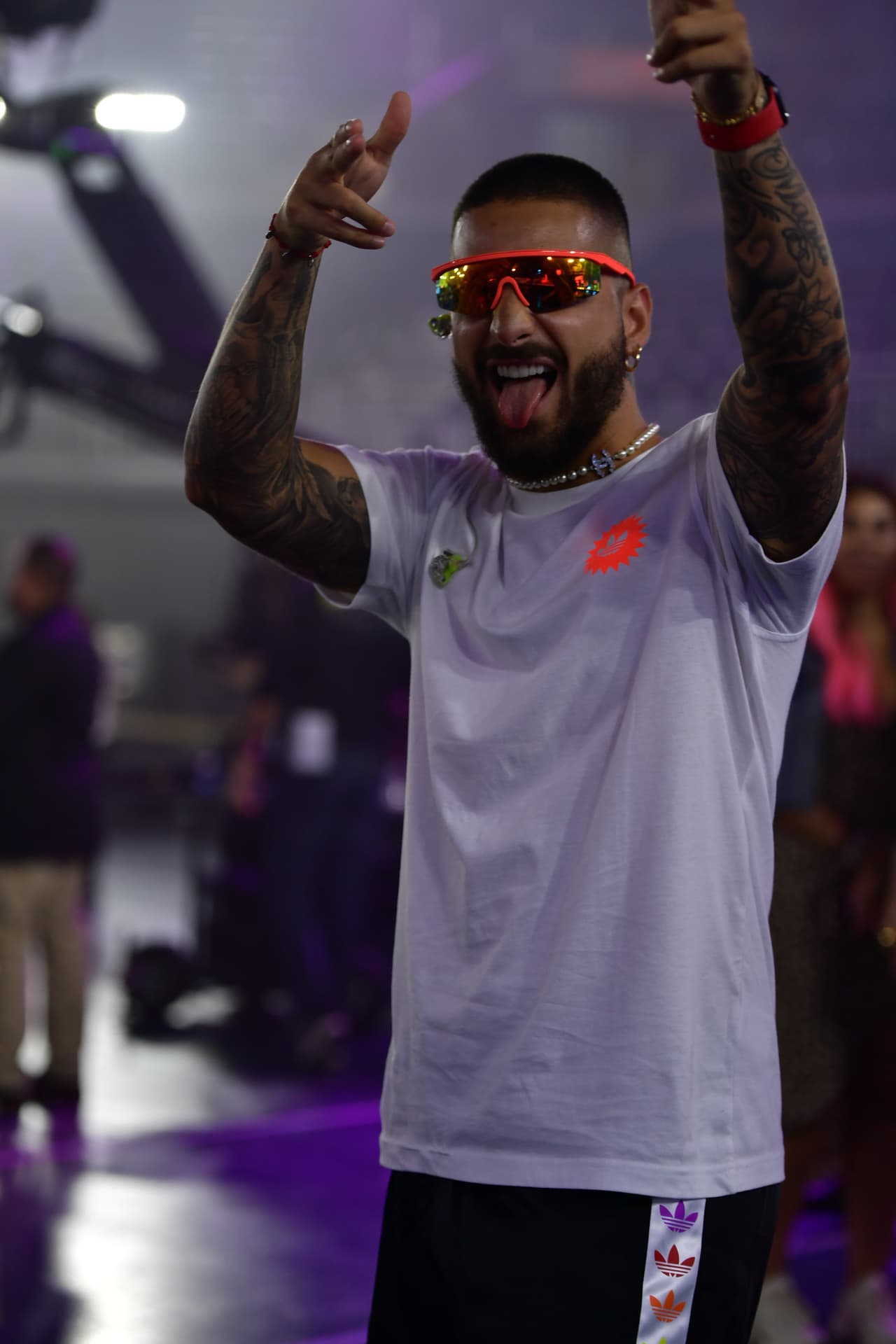 El artista más nominado de Premios Juventud 2019 se cambió de playera para el segundo número que ensayó, usó esta de color blanco.