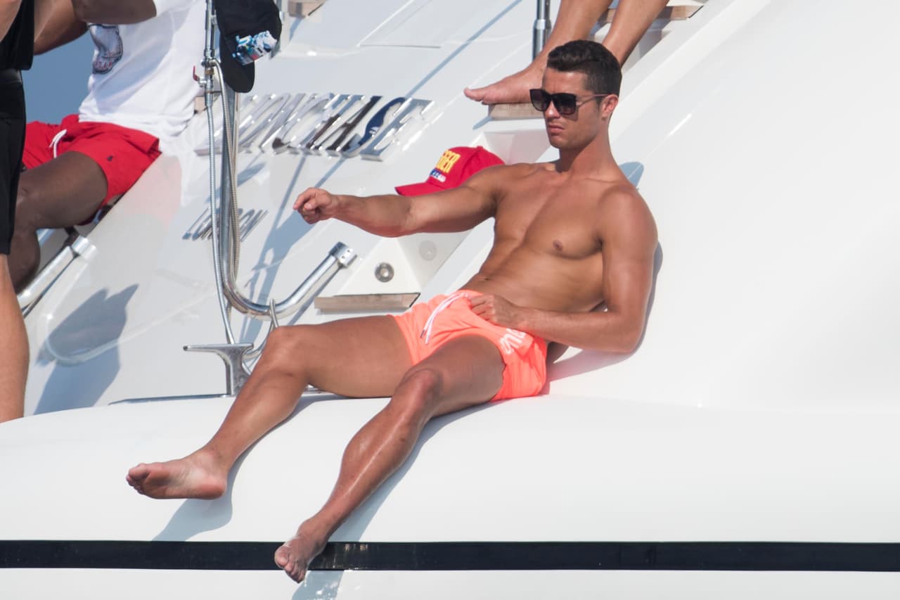 El caso de la paternidad de Cristiano Ronaldo es un tema aparte, pues para empezar, el astro del futbol ha concebido a sus tres retoños vía un vientre subrogado. Por otro lado, los pequeños hijos de Ronaldo podrían tener dos madres, la donante del óvulo y la portadora de los embriones, pues según la legislación estadounidense, está prohibido que la gestante lleve en su vientre un embrión fruto de sus propios óvulos, publicó el diario El Español.