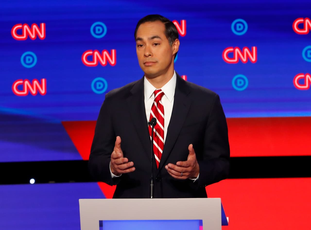 <a href="https://www.univision.com/temas/julian-castro">Julián Castro</a>, el único hispano de los aspirantes y ex miembro del Gabinete de Obama junto a Biden, defendió 
<b>no criminalizar el ingreso de inmigrantes indocumentados a Estados Unidos</b>, a lo que el exvicepresidente se opone. "Me parece que al secretario (Castro), nos sentamos juntos en muchas reuniones, nunca le escuché hablar de nada de eso", dijo Biden a la ofensiva.