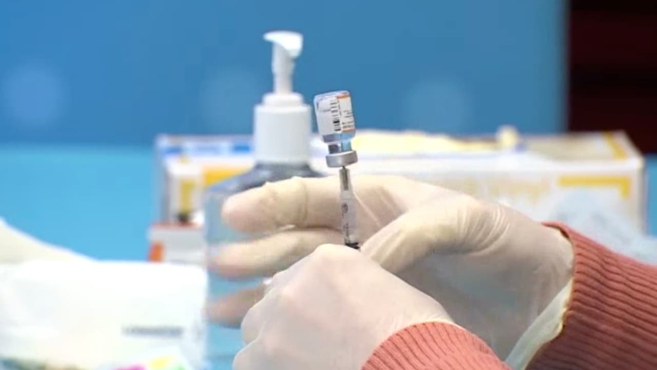 Los especialistas del área de Houston recomiendan aplicarse la segunda vacuna de refuerzo para mayores de 50 años, pero aconsejan consultar antes con un médico para despejar todas las dudas si tienes.