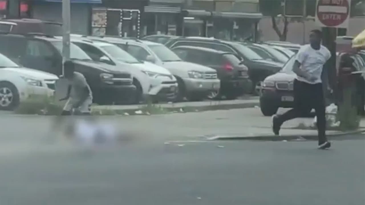 Buscan a dos sujetos que fueron grabados atacando a un adolescente en el Bronx