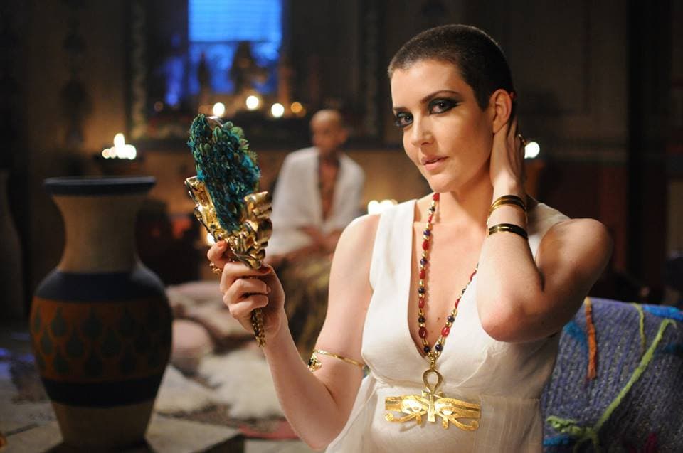 Las mujeres mostraban su hermosura con el pelo rapado, desde muy jóvenes lo llevaban así, pero al ser adultas ellas decidían si lo seguían cortando o lo dejaban largo.