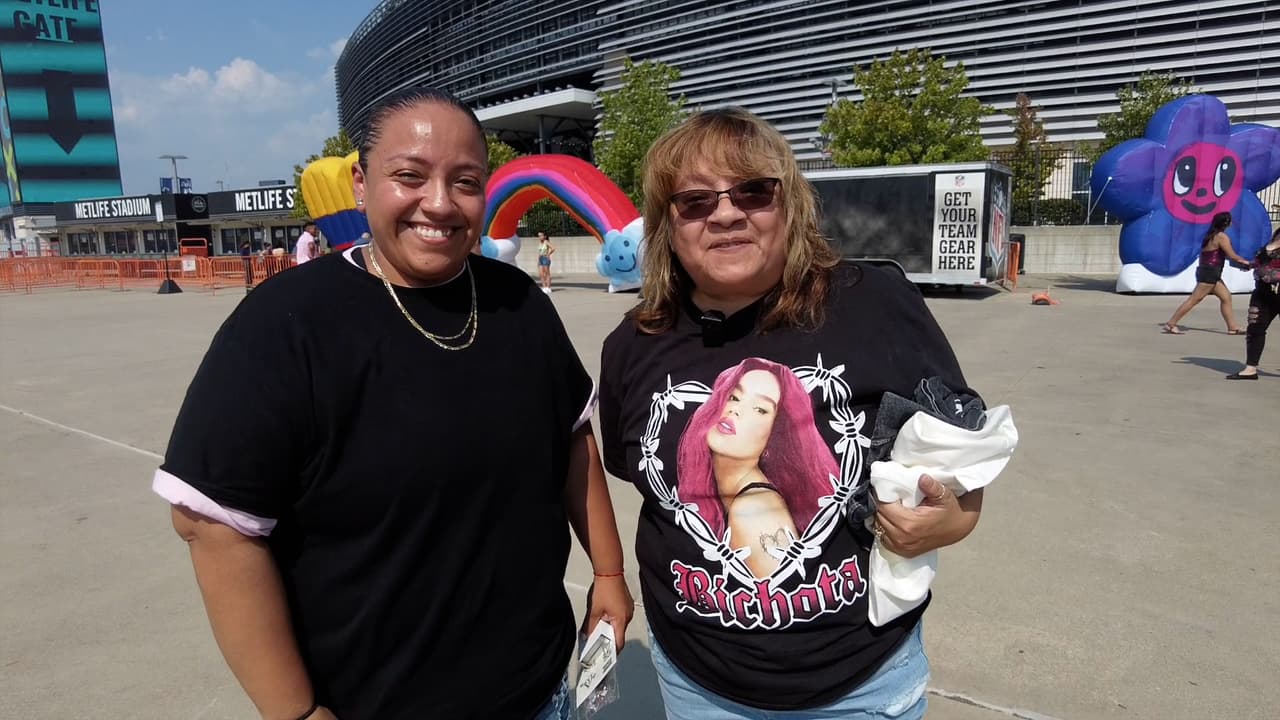 Desde temprana hora decenas de seguidoras hicieron fila en el estadio de Nueva Jersey para ser de los primeros en entrar.
<br>