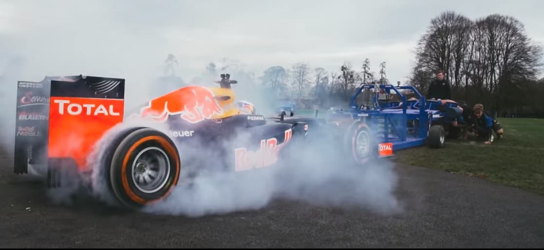 Auto de la F1 compite contra un equipo de rugby