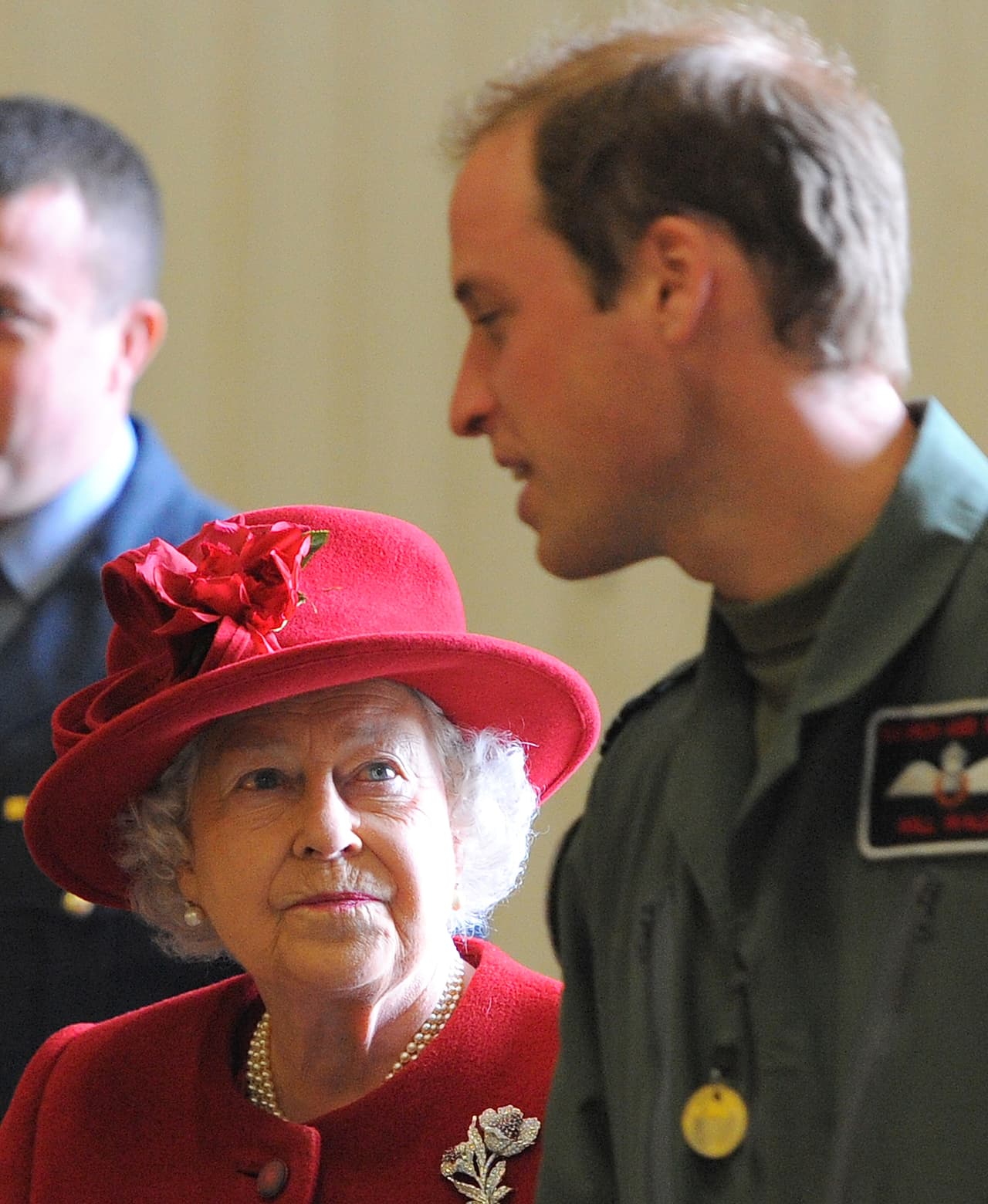Aunque Harry es su favorito, es también sabido que la reina de Inglaterra le tiene un profundo cariño a William, orgullosa de verlo convertirse en un futuro rey muy entero, como se ve en esta imagen.