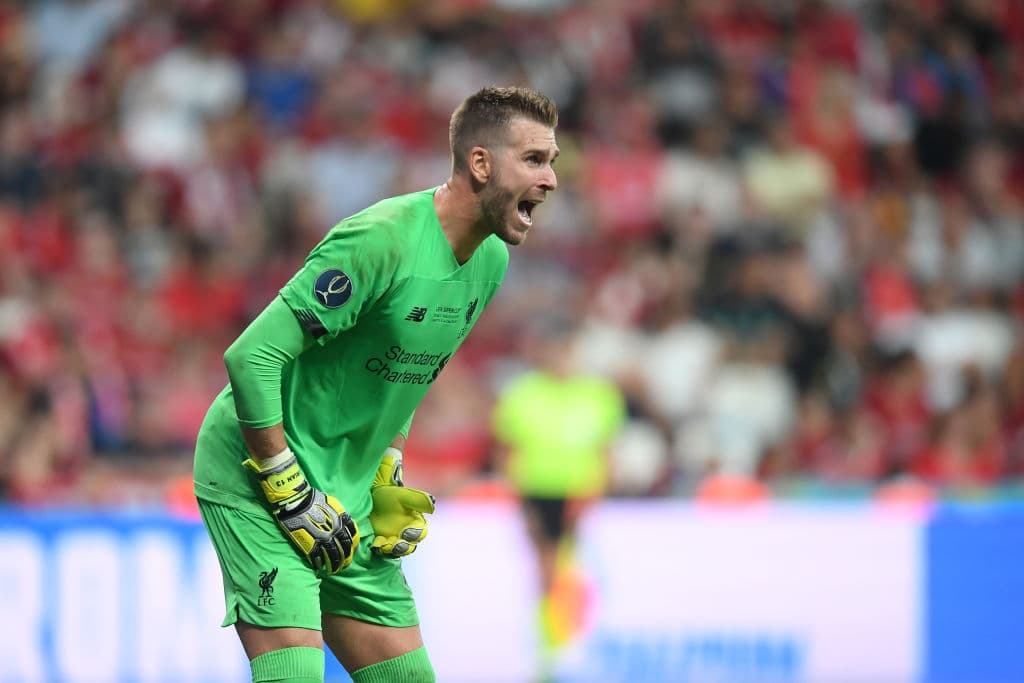 Aficionado lesiona al portero del Liverpool