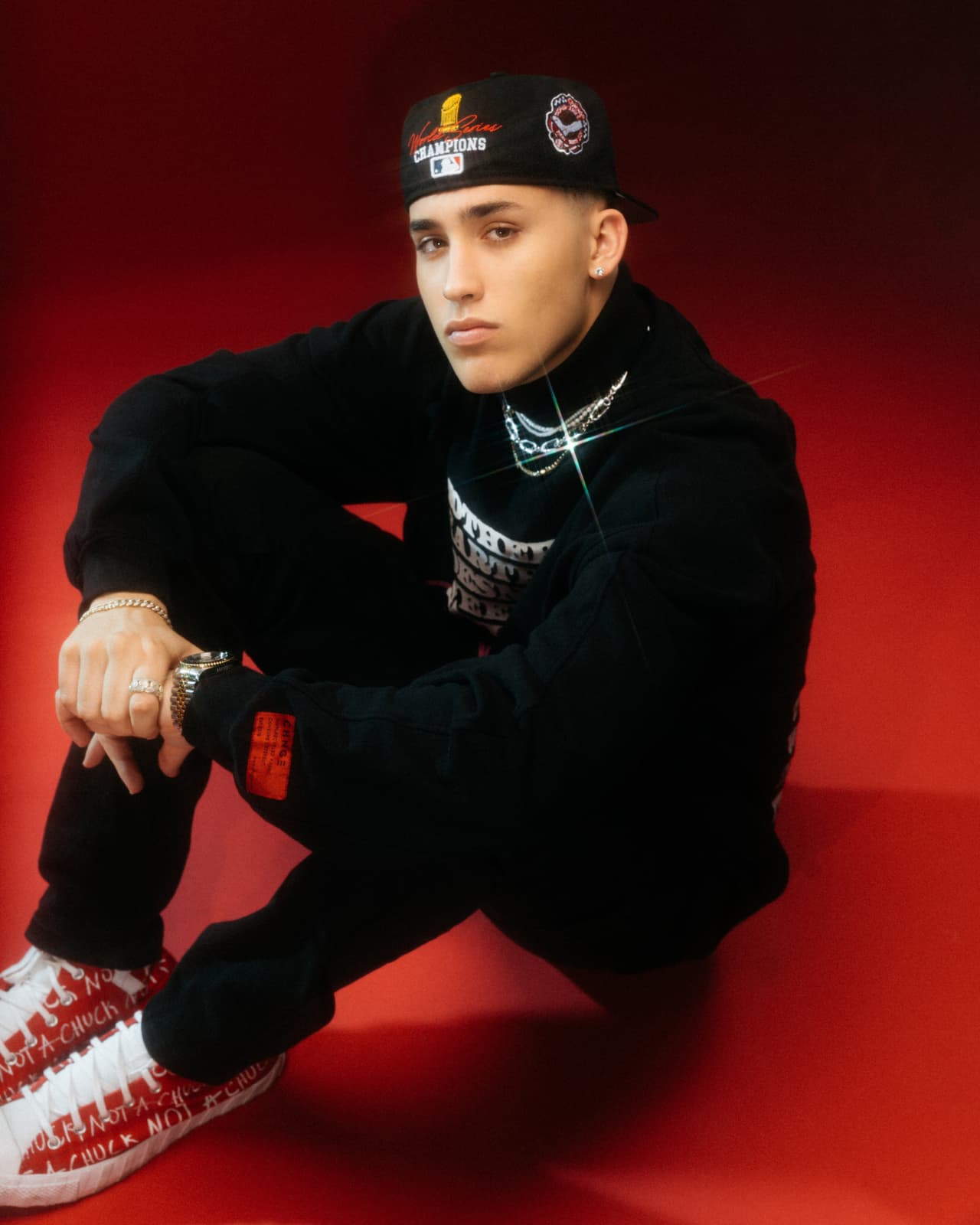 Sus nuevas canciones ’Deja El Mistetrio’ y ’Location’, son muestra de que el intérprete continúa reforzando sus bases en el género.