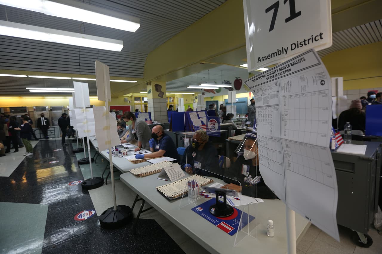 Los estados de Nueva York y Nueva Jersey cuentan con la herramienta digital de rastreo para el voto por correo. En esta escuela de Washington Heights en Manhattan los trabajadores electorales también pueden recibir los votos por ausencia.