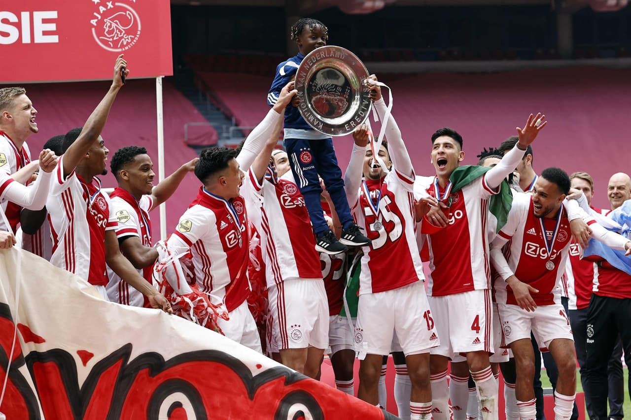 Ajax es campeón y fanáticos celebran en la Johan Cruyff Arena | La escuadra de Erik Ten Hag suma su trigésimo quinto título de la Eredivisie en la historia del club y así se festejó en Amsterdam.