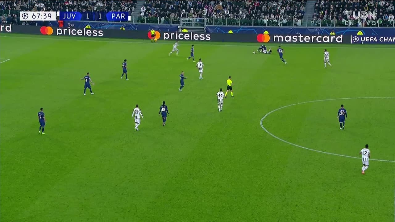 ¡GOL!  anota para Paris Saint-Germain. Nuno Mendes