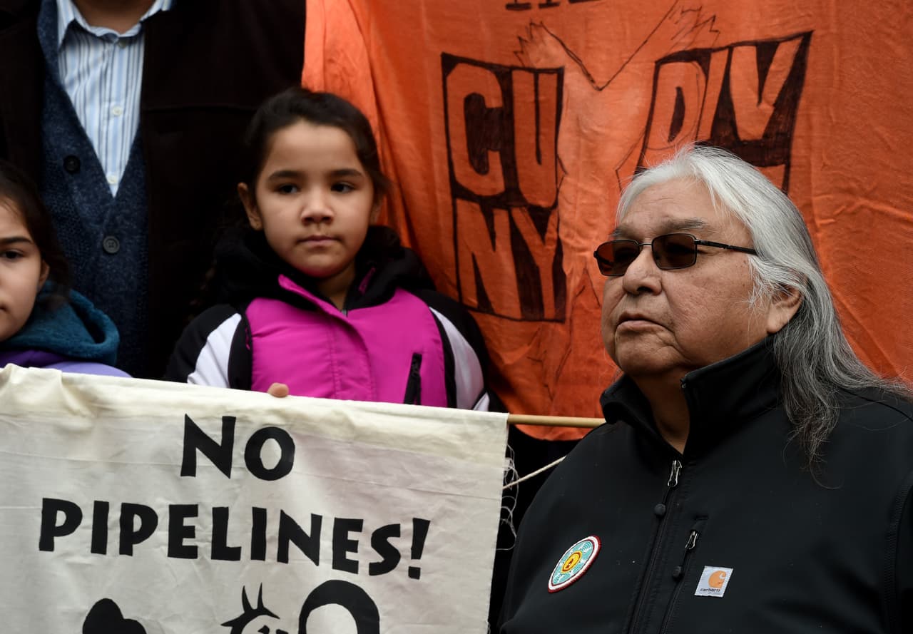 <b>24 de marzo</b> - El Departamento de Estado de la Administración Trump otorga un permiso para la construcción de la tubería Keystone XL. El oleoducto de 1,200 millas conectaría las arenas petrolíferas de Alberta a refinerías en Texas. El presidente Obama había rechazado el proyecto a finales de 2015, en medio de preocupaciones de que los beneficios económicos del oleoducto eran exagerado y teme que el oleoducto exacerbaría las futuras emisiones de carbono. En 2014, el Departamento de Estado de Estados Unidos encontró que el proyecto aumentaría las emisiones, pero no más que otros métodos de transporte.