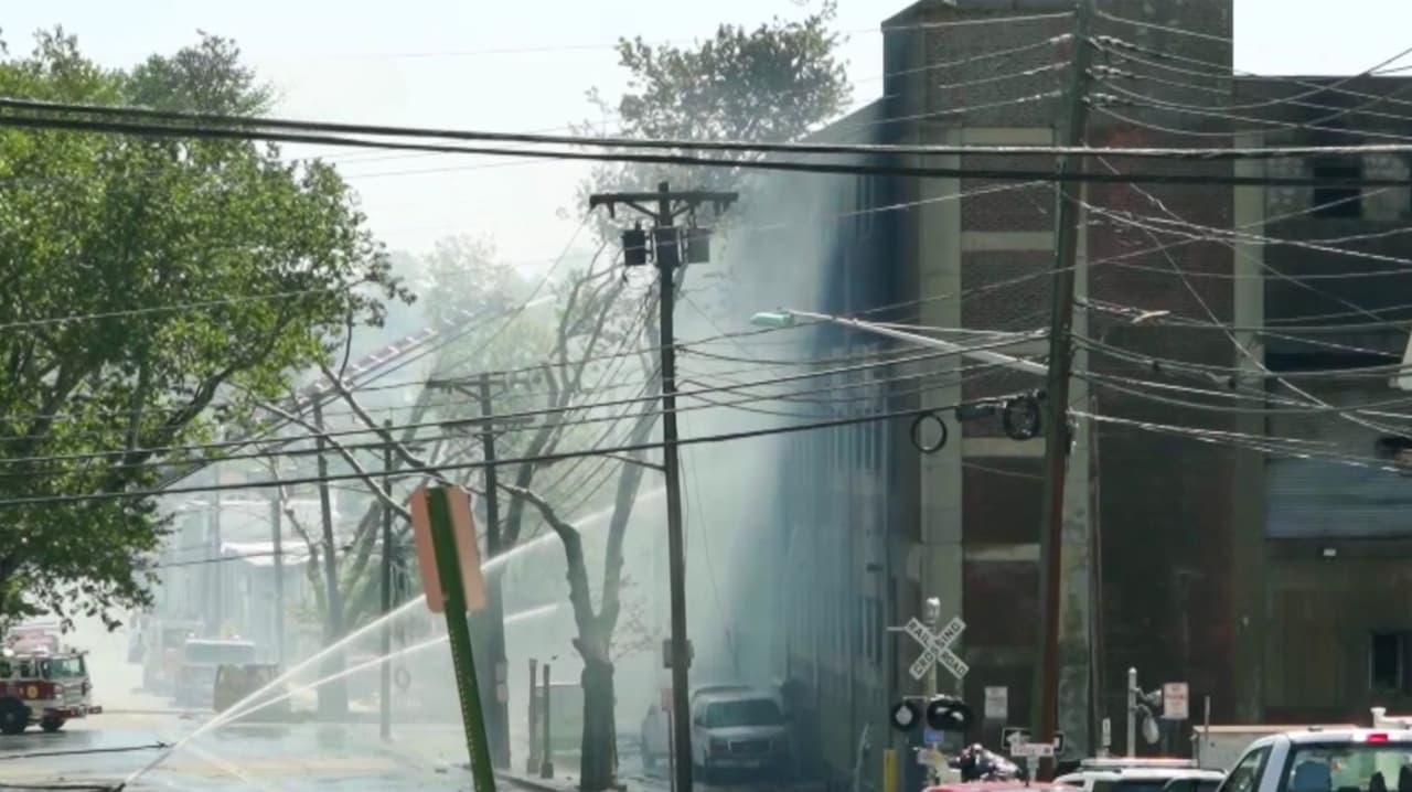Incendio masivo en NJ arrasa por tercer día consecutivo Belleville