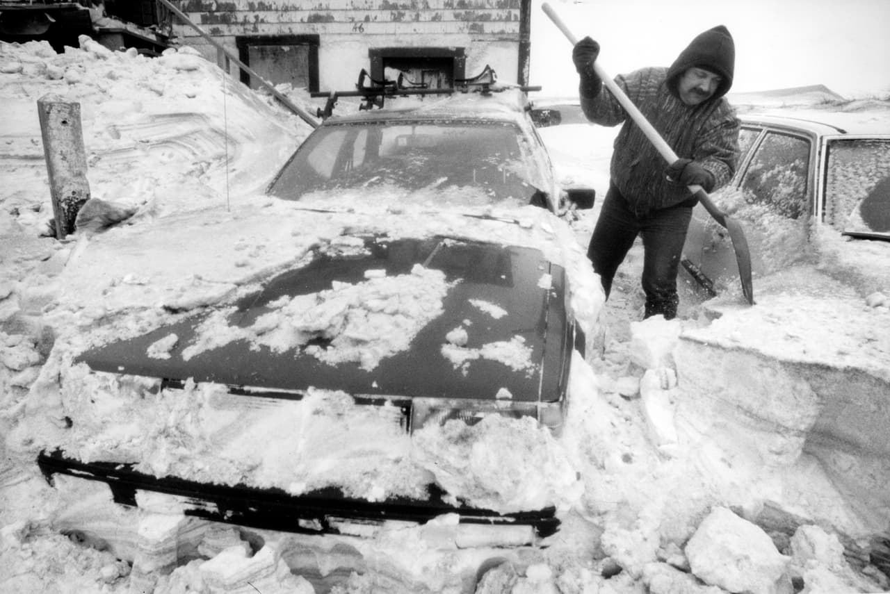 <b>La ‘Tormenta del Siglo’ de 1993. </b>Entre el 12 y 14 de marzo un enorme sistema tormentoso se extendió desde el sur hasta la Costa Este, 
<a href="https://www.ncei.noaa.gov/news/1993-snow-storm-of-the-century"><u>afectando a casi la mitad de la población estadounidense</u></a>. Causó desde granizo en Texas hasta inundaciones costeras y temperaturas gélidas por toda la franja central y noreste del país. Se reportaron más de 30 pies (76 centímetros) de nieve en Tennessee, Carolina del Norte, West Virginia, Pennsylvania y Nueva York. En la fotografía un auto sepultado bajo la nieve de esta tormenta en Boston, Massachusetts.