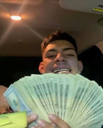 Los oficiales luego obtuvieron una orden de allanamiento para la casa de Guerra y encontraron más pistolas, armas largas, cocaína y marihuana.