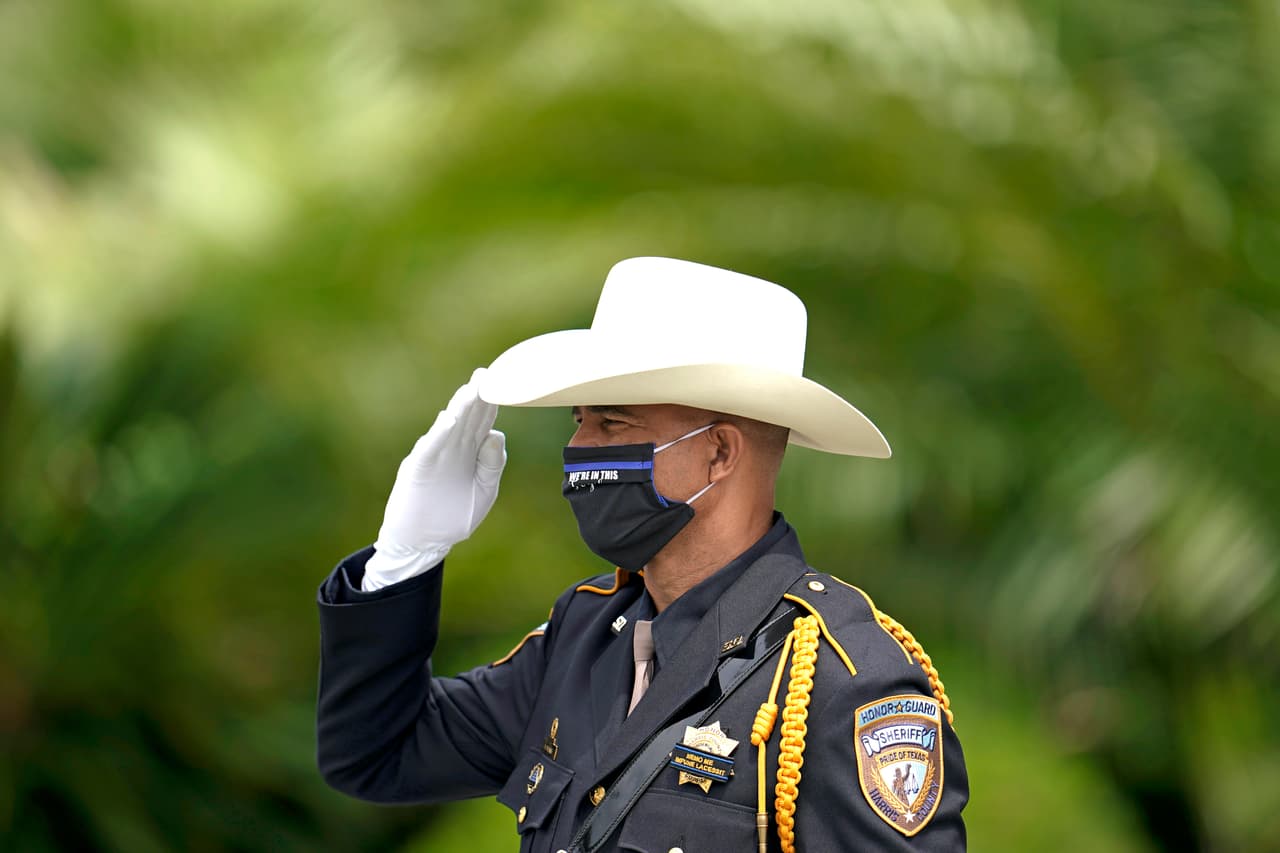 Todo indica que en los próximos días 
<a href="https://www.univision.com/temas/texas">Texas</a>, uno de los estados más afectados por la pandemia, 
<b>estará aplicando las primeras 100,000 vacunas contra el covid-19, del 1.4 millones que se le asignaron. </b>
<br>