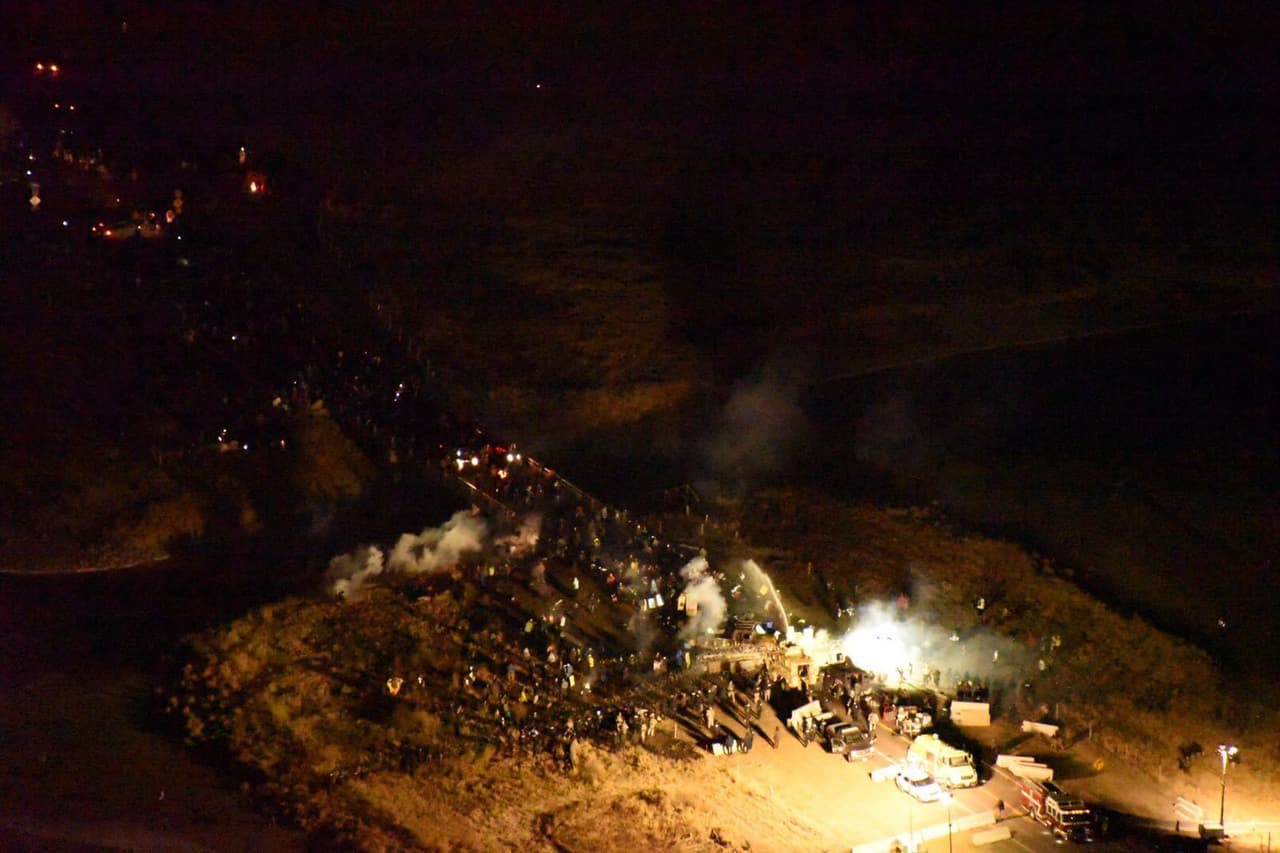 Policía y manifestantes se enfrentan durante protesta contra oleoducto en Dakota del Norte