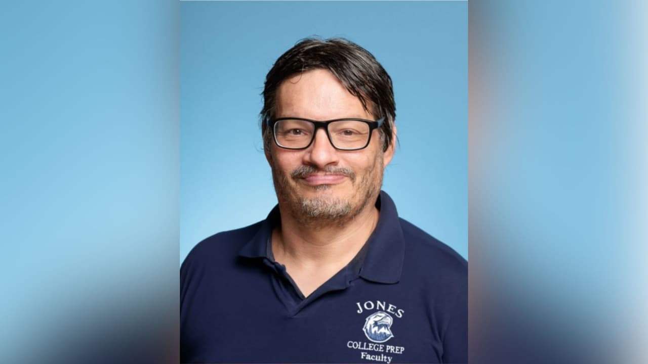 Charles "Charlie" Mills, 56 años