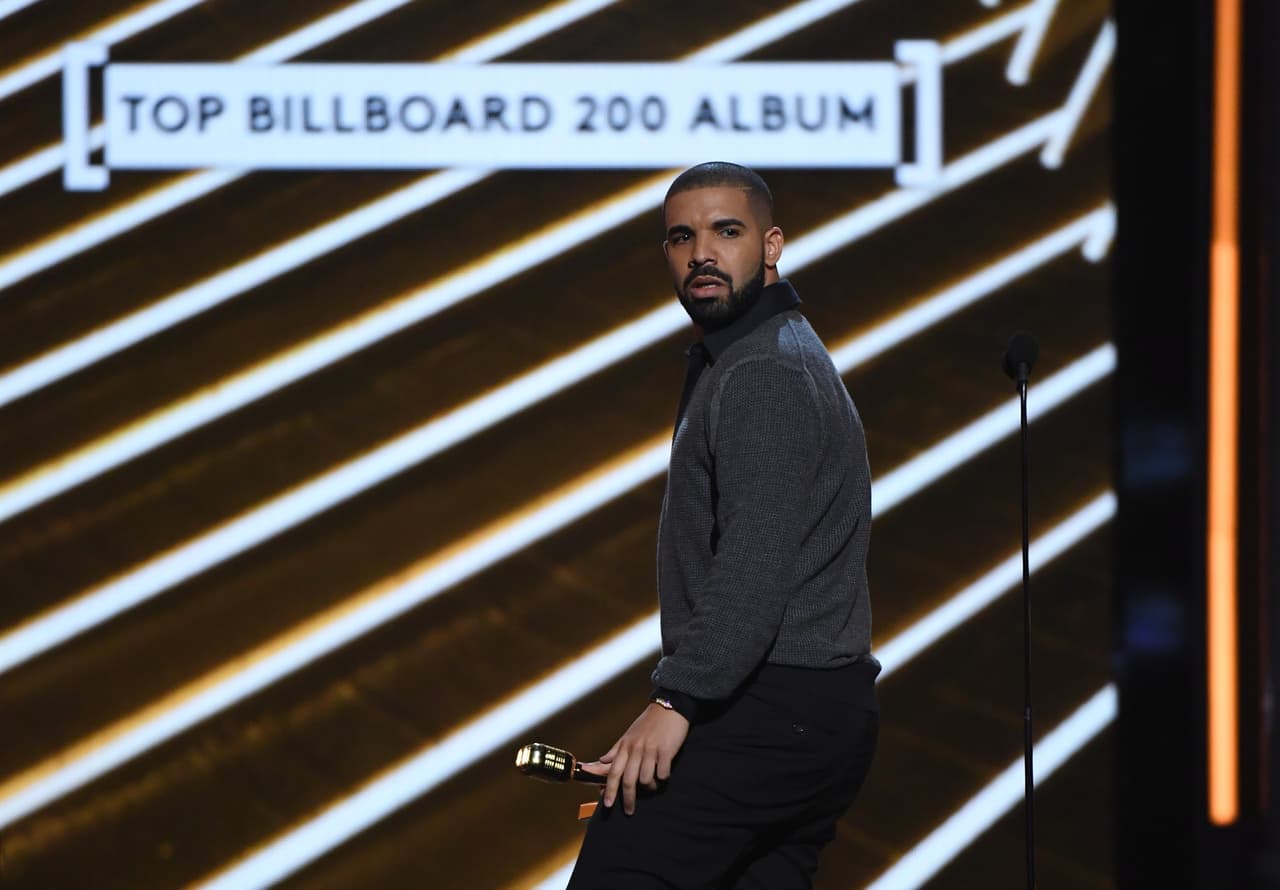 <b>Drake </b>
<br>La música de este rapero canadiense y su alianza con marcas como Nike, Apple y Sprite le hicieron ganar 94 millones de dólares en los últimos 12 meses.