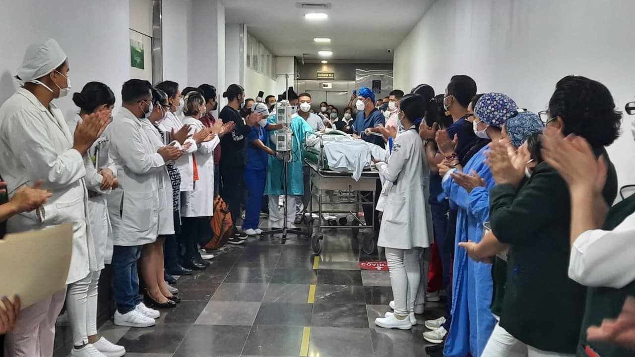 Personal del Hospital General Regional con Medicina Familiar No. 1, despide al joven Pablo, cuyo donativo será la primera procuración multiorgánica de este año en el Instituto Mexicano del Seguro Social en Morelos, México.