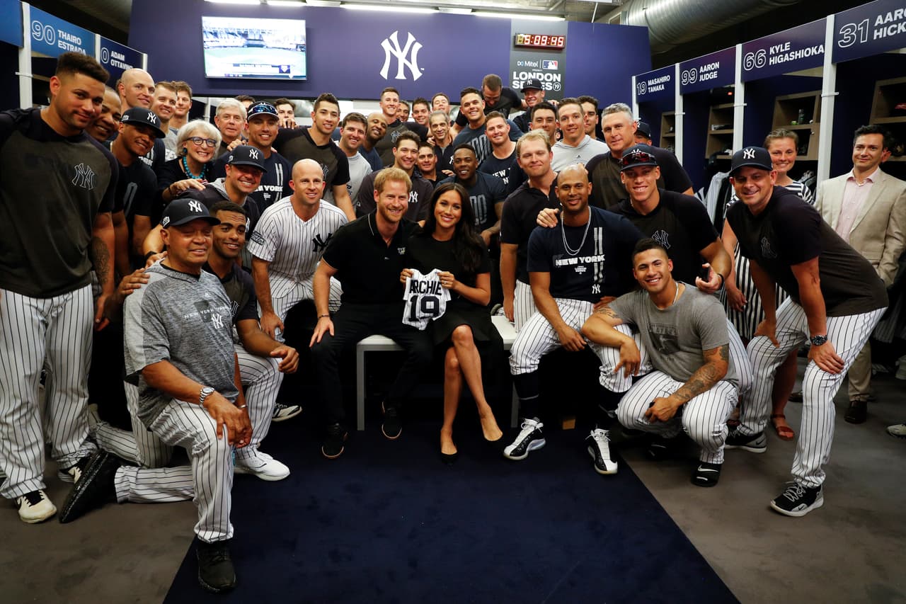 Sin embargo, sus rivales, los Yankees de Nueva York, lograron sorprender aún más a Meghan Markle y el príncipe Harry.