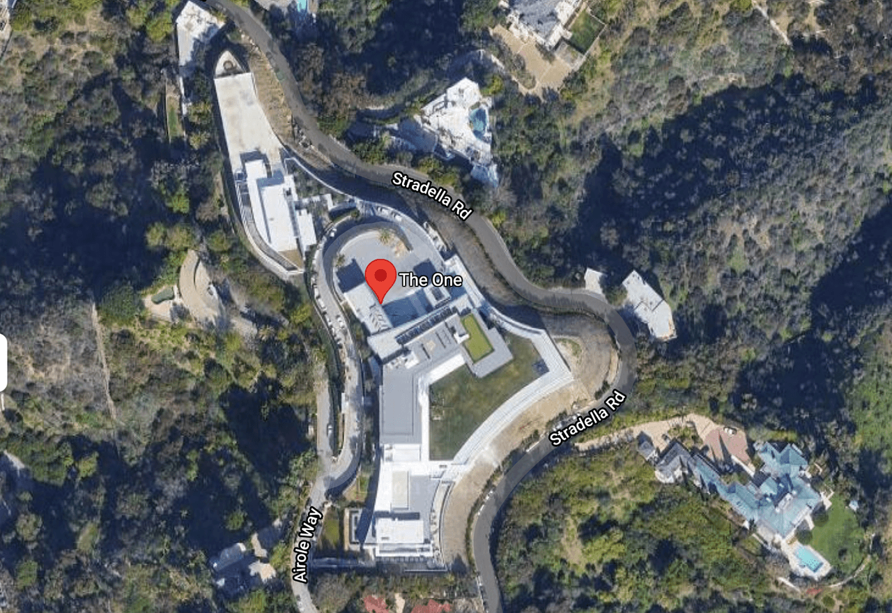 La mansión de 105.000 pies cuadrados fue construida en siete años y está localizada en el tope de una colina en la prestigiosa área de Bel Air en Los Ángeles, California.