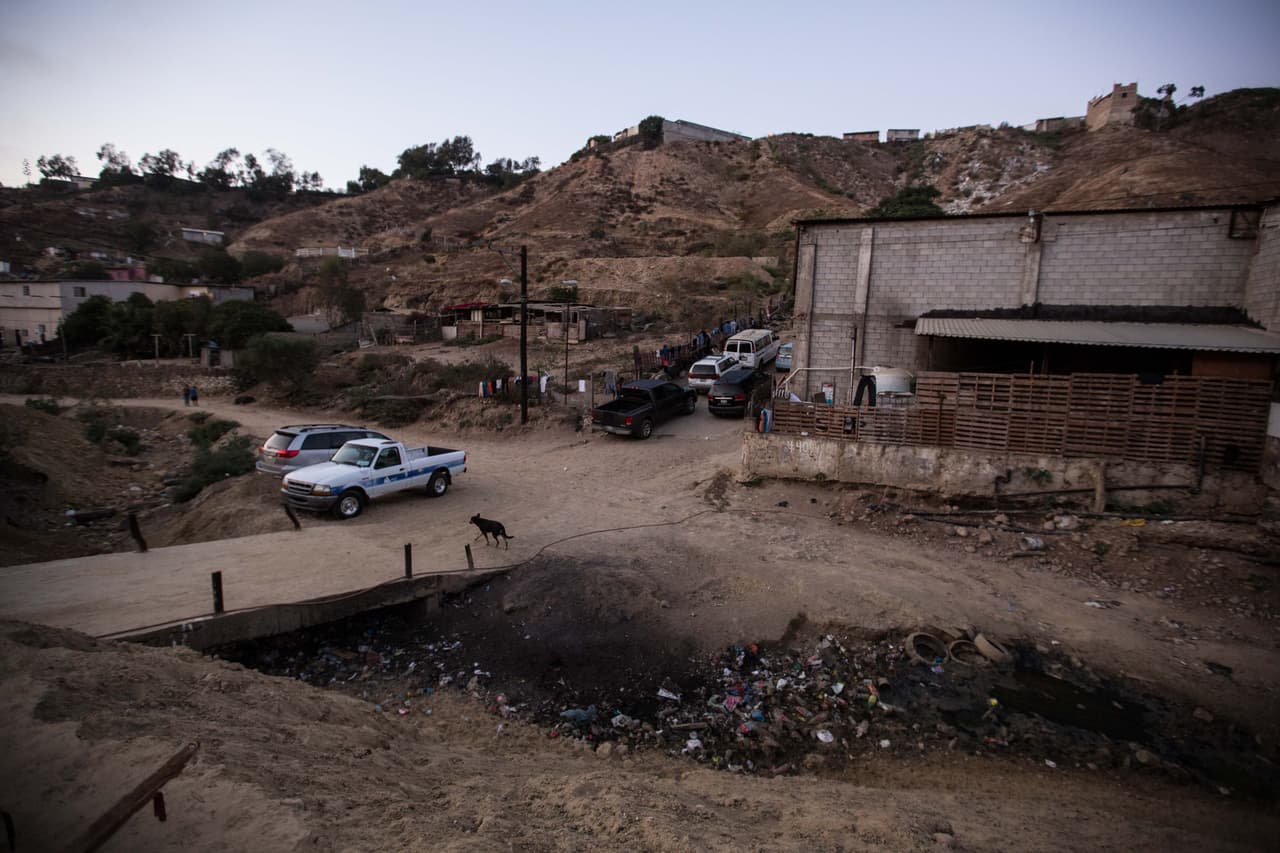 El albergue Embajadores de Jesús está en una zona rural de Tijuana. Sufre distintos problemas, como un exceso de basura a su alrededor y escasez de agua.