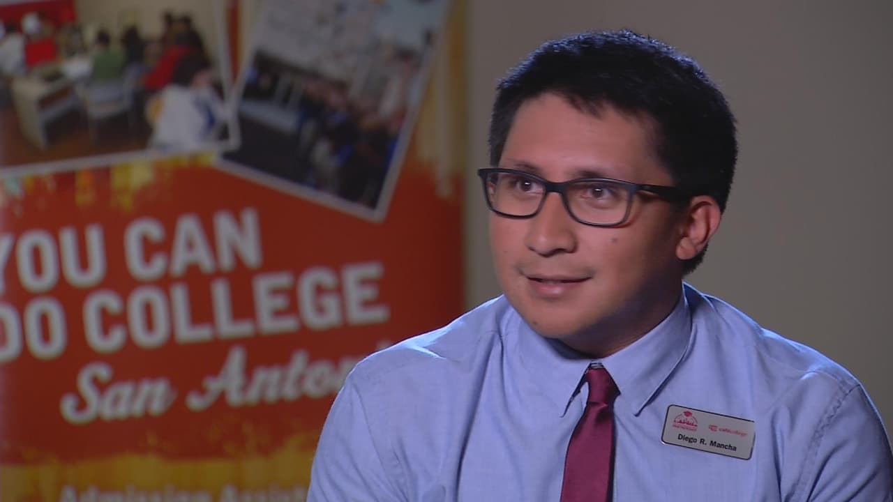 Diego Mancha, un consejero de la organización sin fines de lucro Cafe College.