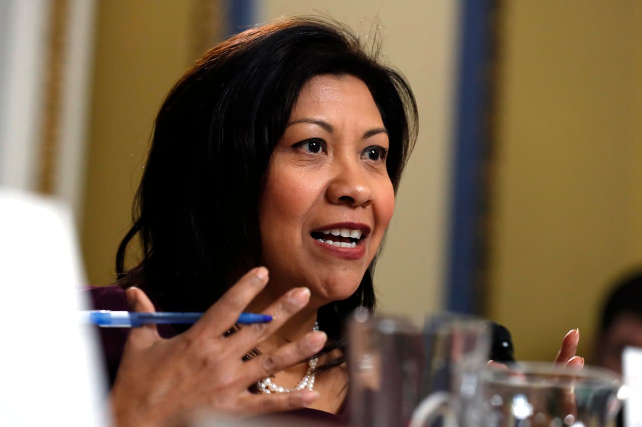 La demócrata 
<b>Norma Torres</b>, del distrito 35 de 
<b>Pomona</b>, dijo estar "feliz por nuestra senadora de 
<b>California</b> y ahora 
<b>vicepresidenta</b>, 
<b>Kamala Harris</b>. Con su juramento, acaba de hacer historia como la primera mujer, mujer negra y mujer asiática americana en servir como nuestra vicepresidenta."