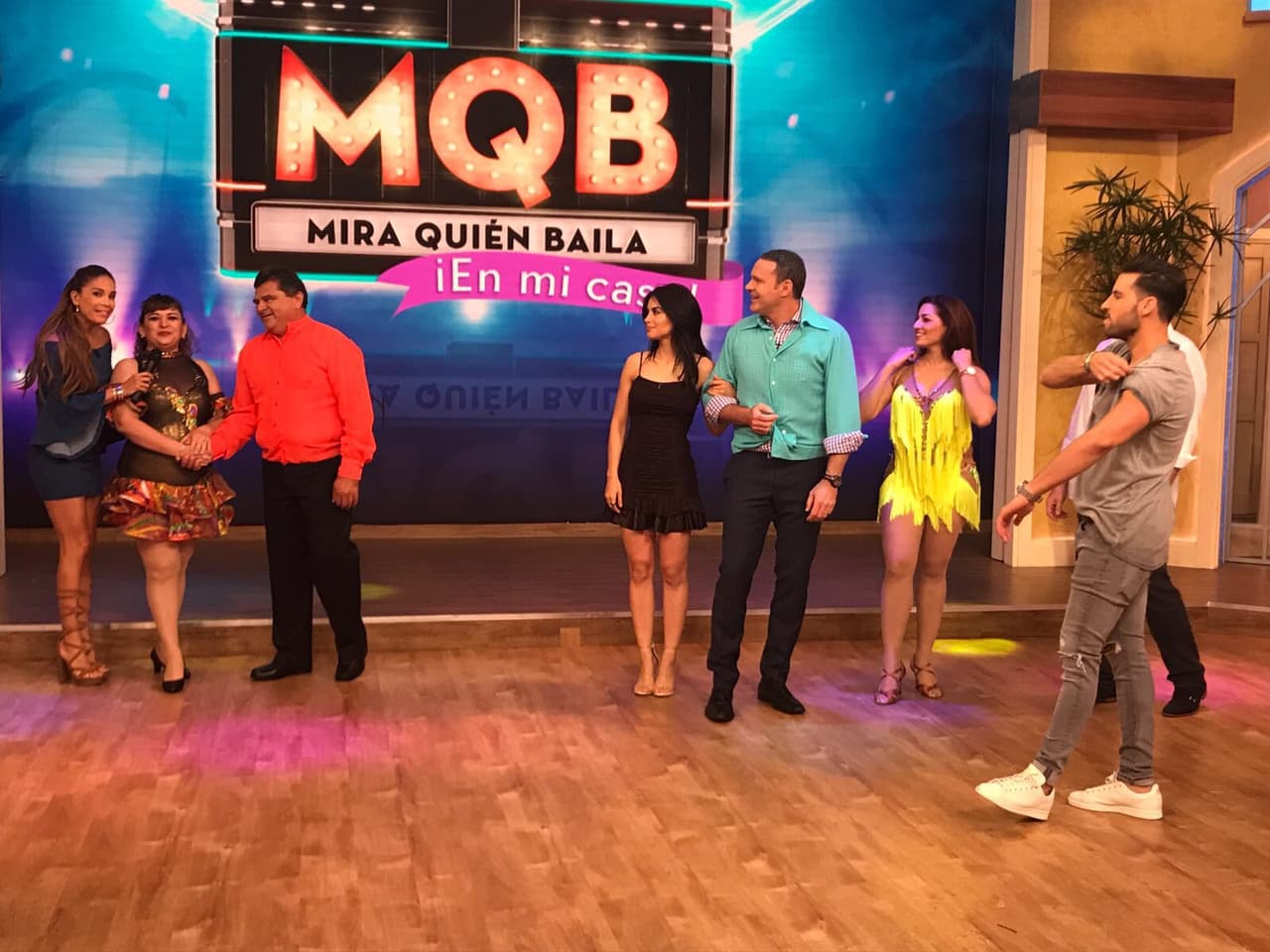 Karla Martínez presentó a las parejitas que, junto a Alan Tacher y Jessica Cediel, competirían en este concurso.