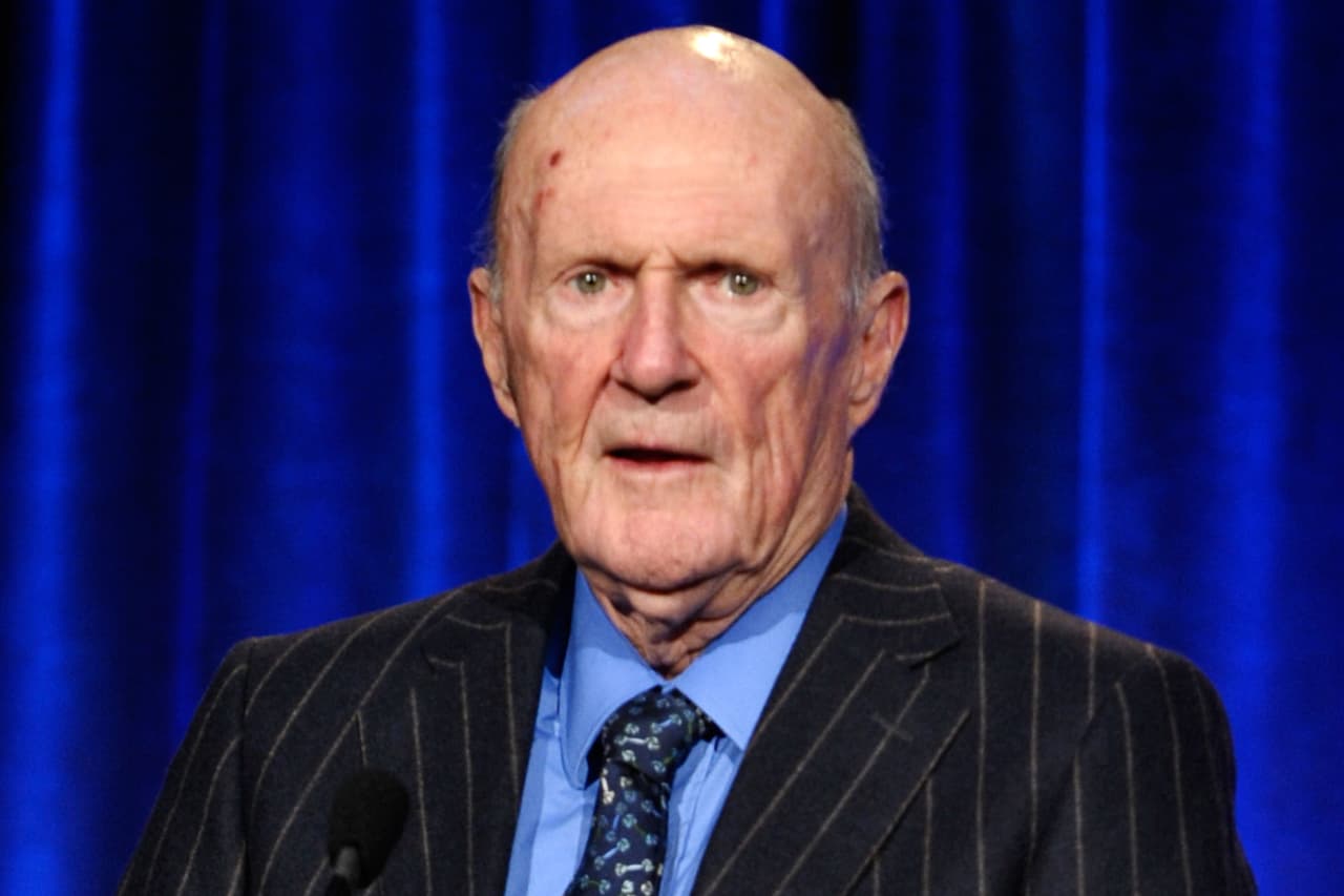 <b>Puesto 13. Julian Robertson Jr.</b>
<br>
<br>Donaciones de por vida: 1,300 millones de dólares.
<br>
<br>Porcentaje del patrimonio neto donado: 23.2%.
<br>
<br>Patrimonio neto: 4,300 millones de dólares.
<br>
<br>Enfoque de sus aportes: medio ambiente, educación e investigación médica. 
<br>
<br>El multimillonario fundador de Tiger Management, una administradora de fondos de cobertura, financia esfuerzos por la protección del medio ambiente a través de la Fundación Robertson. También creó un programa de becas para estudiantes de la Universidad de Carolina del Norte y la Universidad Duke.
<br>