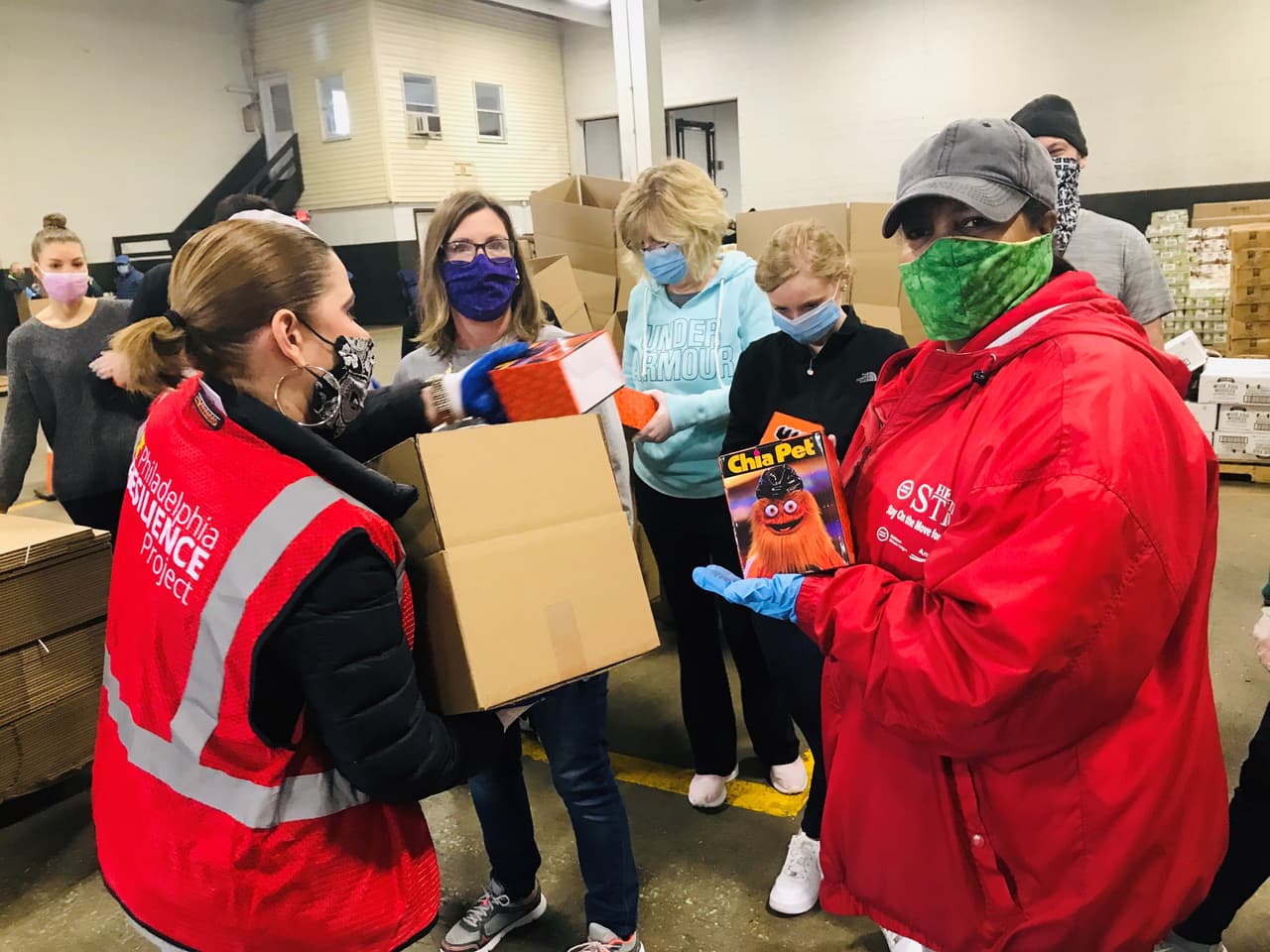 Sobre los sitios de comida Philabundance: 
<br>Los sitios están abiertos los lunes y jueves de 10 a.m. a 12 p.m.
<br>Los residentes pueden recoger una caja por hogar.
<br>Las cajas contienen artículos no perecederos los lunes y productos frescos los jueves.
<br>Los residentes no necesitan presentar una identificación o prueba de ingresos para la elegibilidad.
<br>Los sitios de alimentos son apoyados por la Ciudad, el Programa de Alimentos Compartidos y Philabundance.
<br>Estos sitios de alimentos son complementarios a la red de despensa de alimentos existente. Para encontrar una despensa de alimentos más cercana a usted, llame al 311.