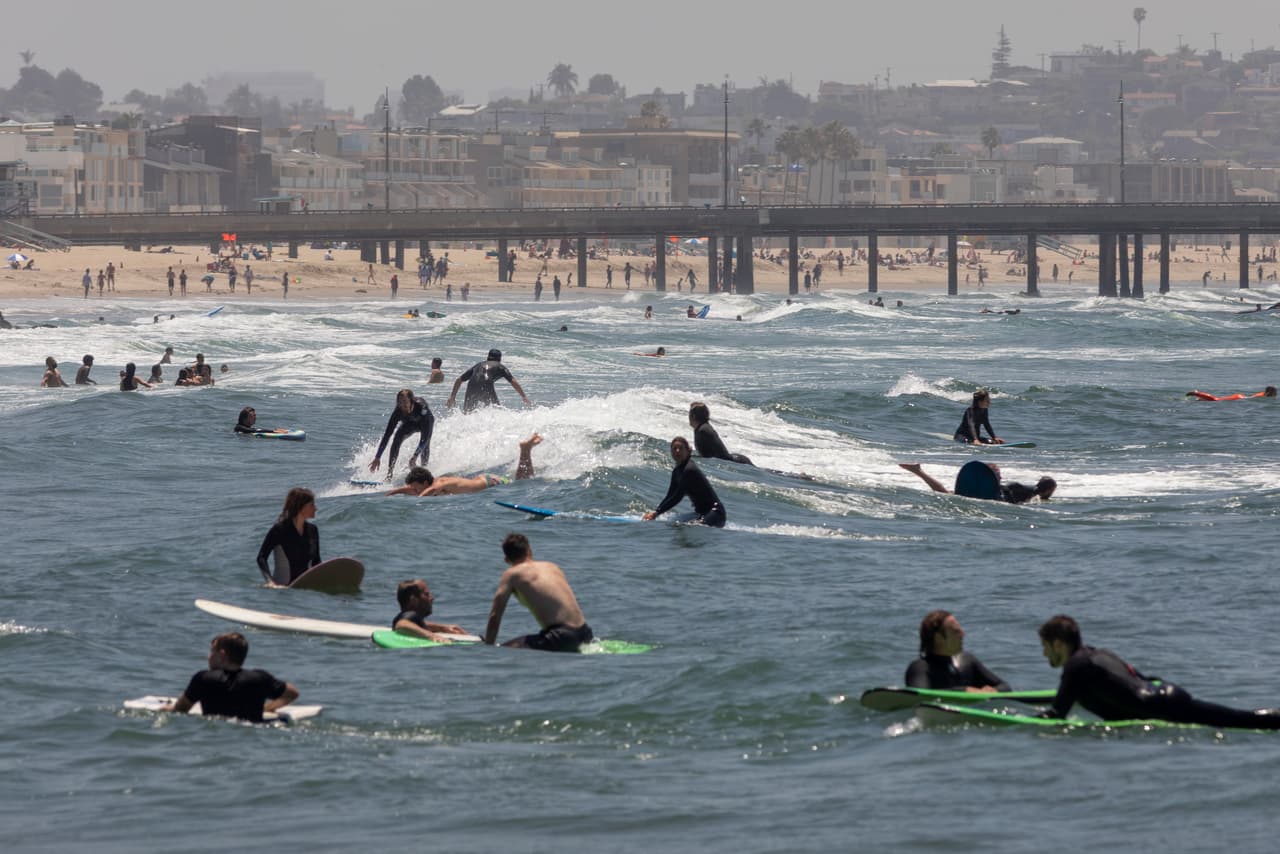 Bañistas y surfistas en la playa de Venice Beach en el Día de los Caídos, donde las autoridades del condado de Los Ángeles siguen relajando las restricciones de seguridad para frenar la propagación del coronavirus.