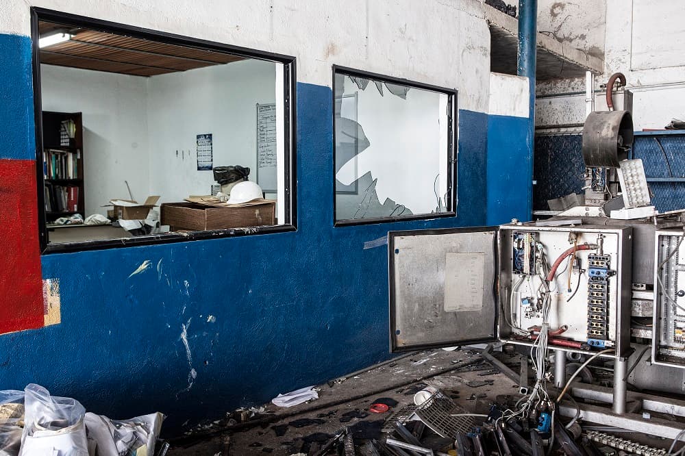 Los saqueadores incluso se robaron el cableado de la empresa.